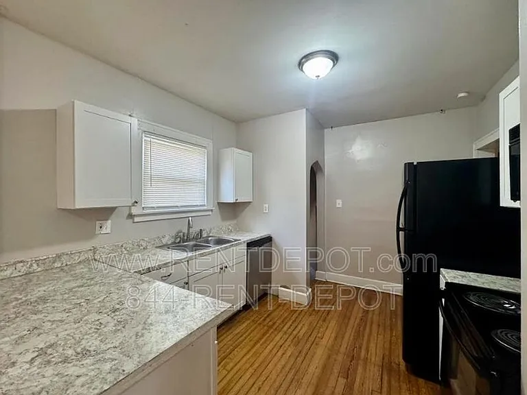 1016 Marshall Ave — Photo 4