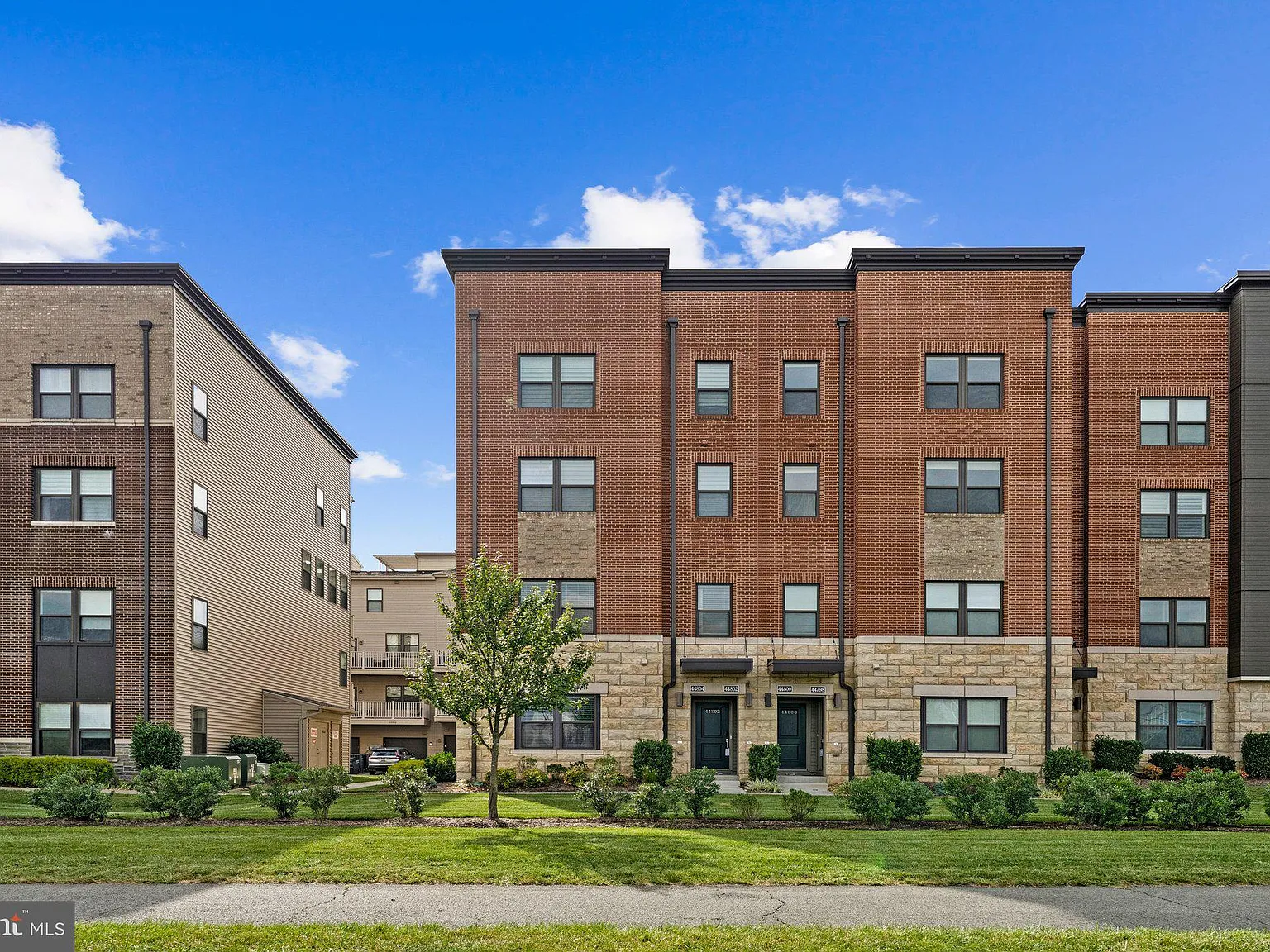 Sm One Loudoun Condo — Photo 1