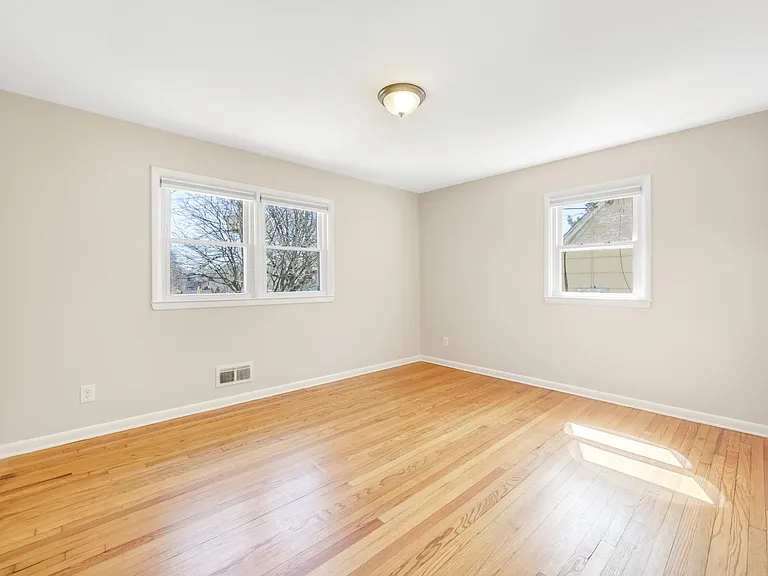262 James St — Photo 14