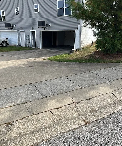 6884 Lexington Dr — Photo 29