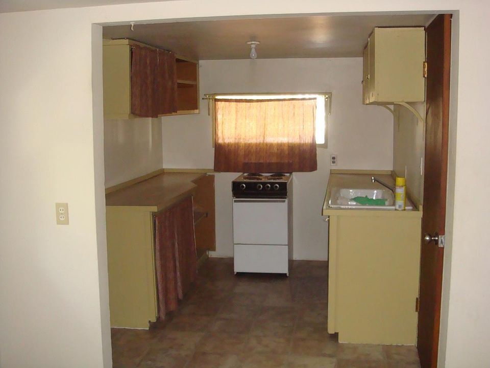 2nd image of 810 W Roberts Ave