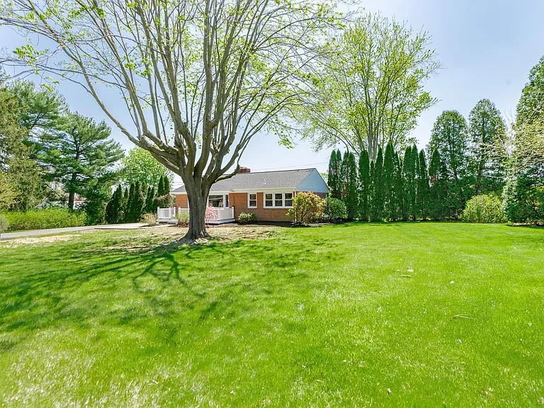 105 Meadow Rd — Photo 46