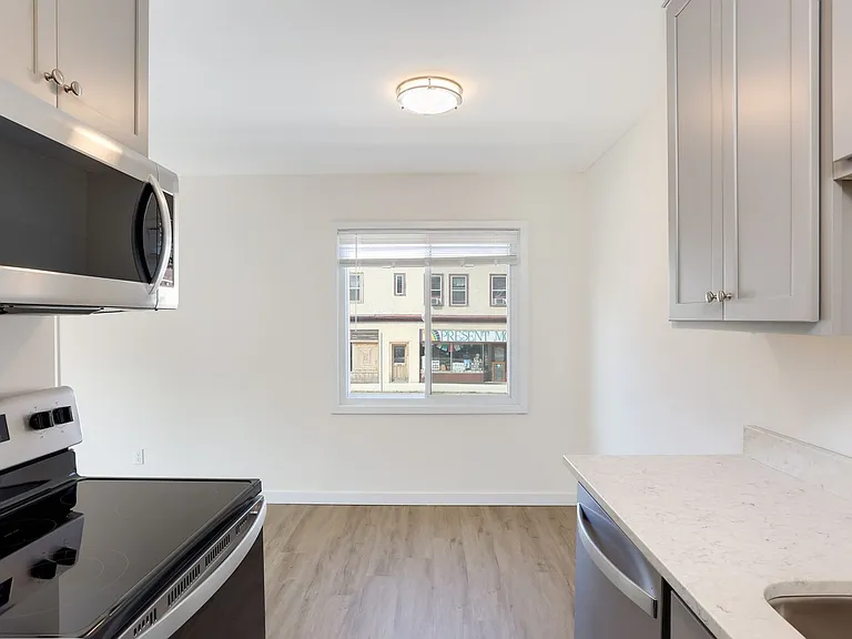 3547 Grand — Photo 9