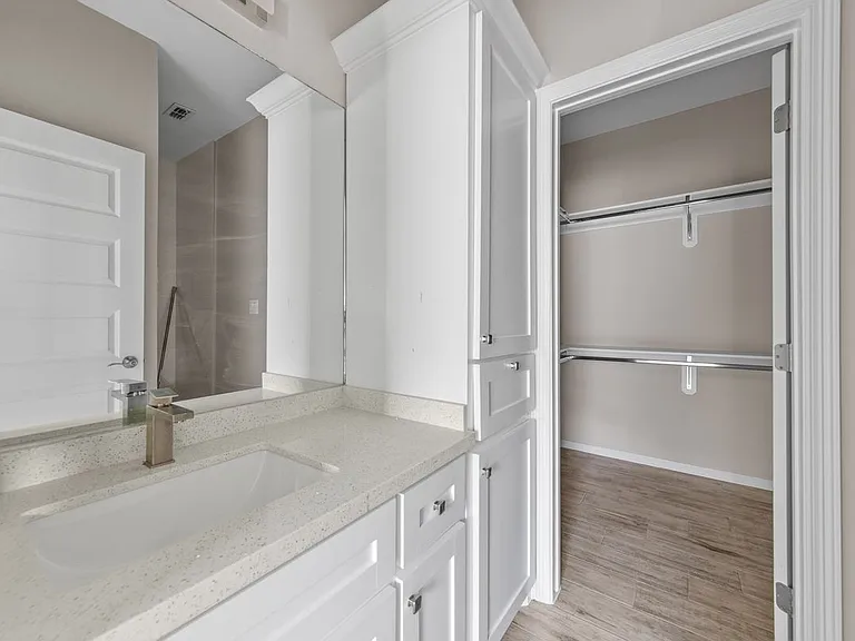 2428 N Valley Cir — Photo 4