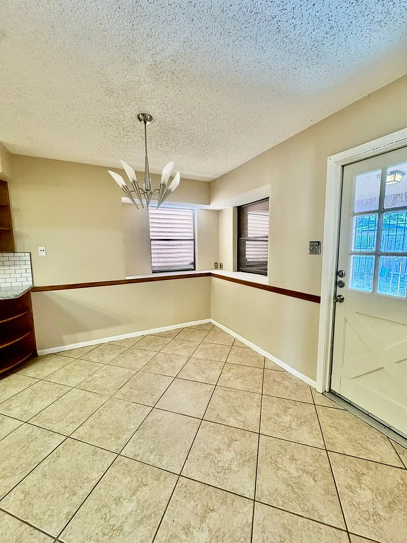 3 Bedroom | 2 Bathroom | 2-Car Garage Home--Prime Location on Southside — Photo 4