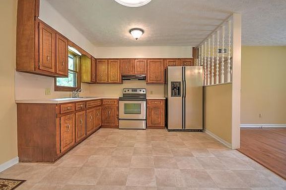 4th image of 405 Rainbow Cir