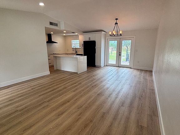 4th image of 6939 W Comanche Ave