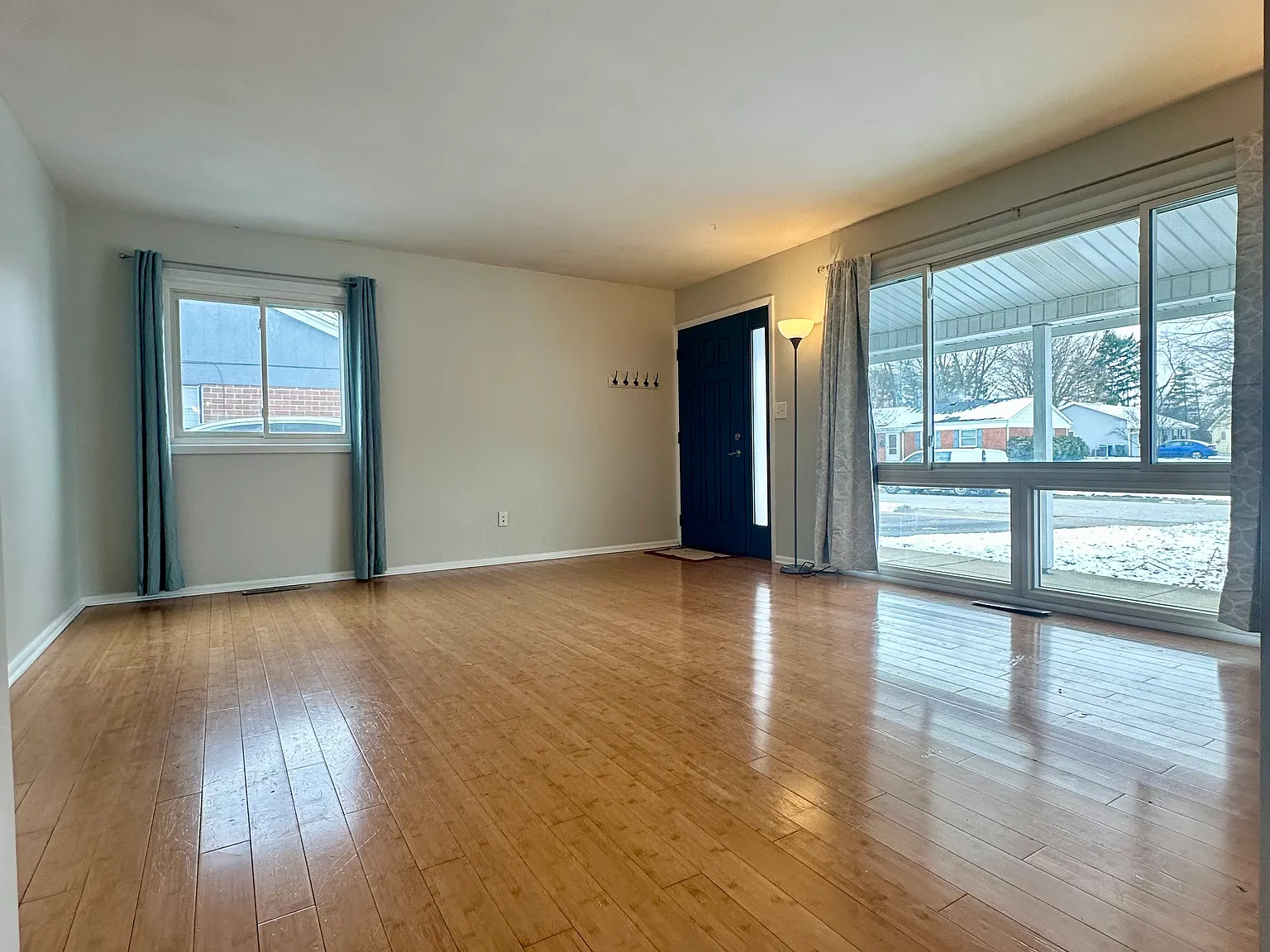 3 bed, 1025 sqft, $2,050 — Photo 2
