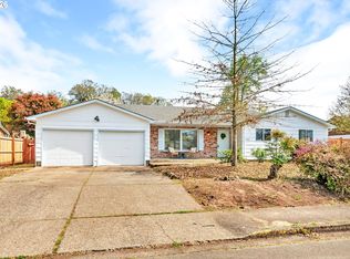 1140 Oak Dr, Junction City, OR