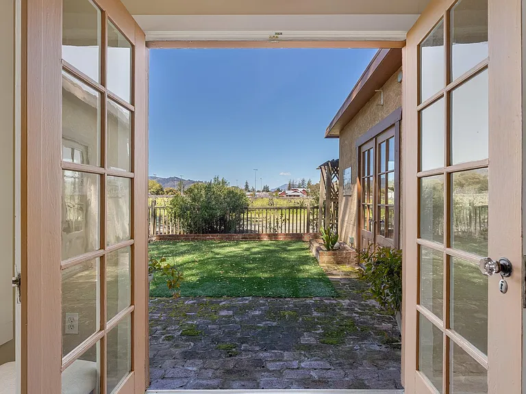 1398 Community Dr — Photo 33