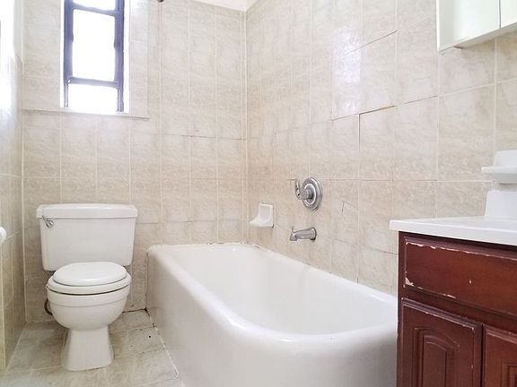 5th image of 2100 Westbury Ct APT 3G
