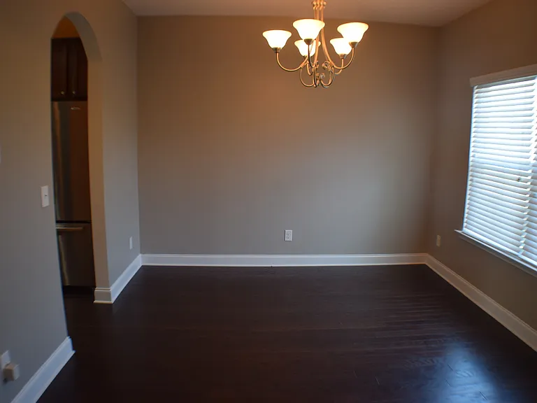 204 Waverly Ln — Photo 3