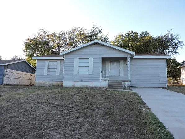 1513 Skyline Dr, River Oaks, TX 76114