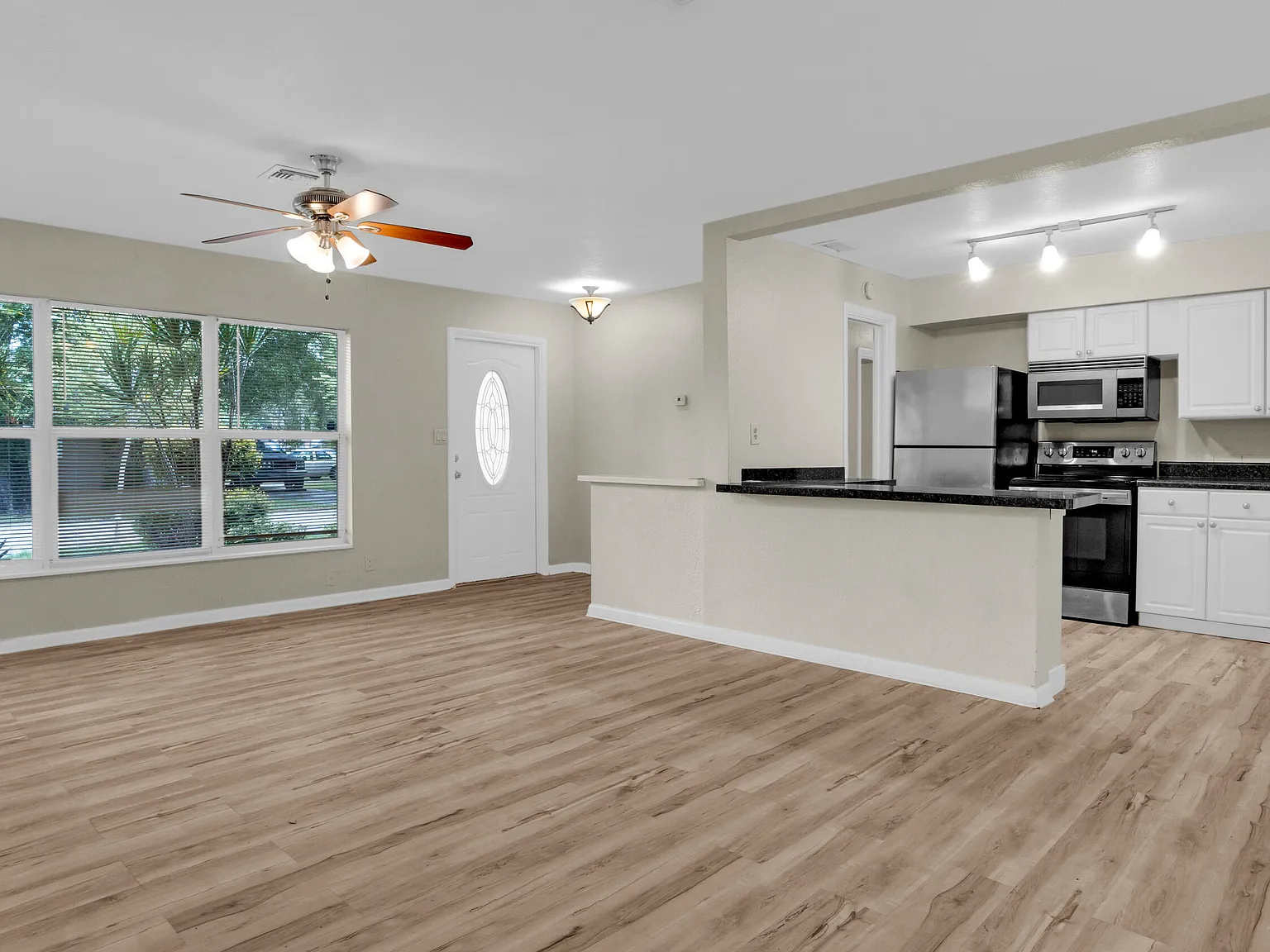3 bed, 1.0 bath, 1241 sqft, $3,000 — Photo 3