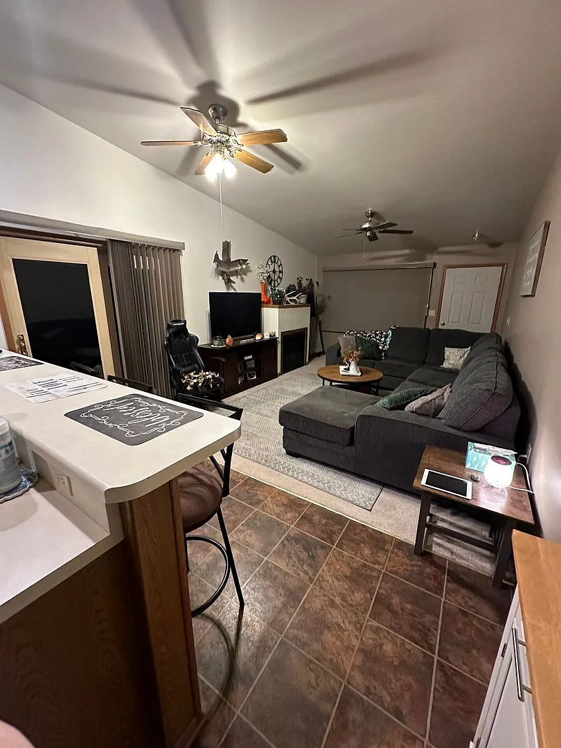 2 bed, 1100 sqft, $1,200 — Photo 3