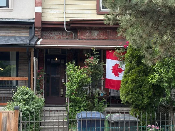 60 Foxley St, Toronto, ON M6J 1R2