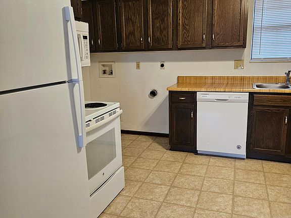 kitchen and washer/dryer hookups