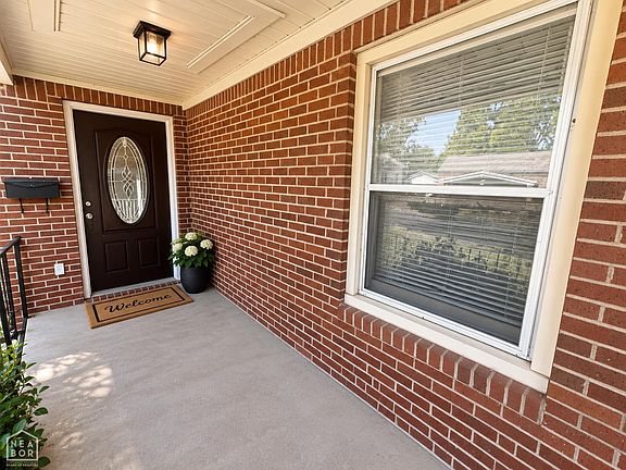 3rd image of 609 Warner Ave