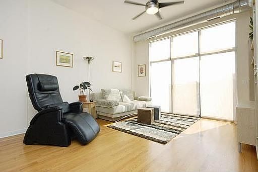 2nd image of 4011 N Francisco Ave Unit 411