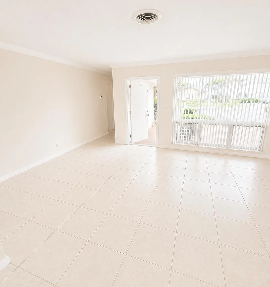 3 bed, 2.0 bath, 1300 sqft, $3,250 — Photo 4