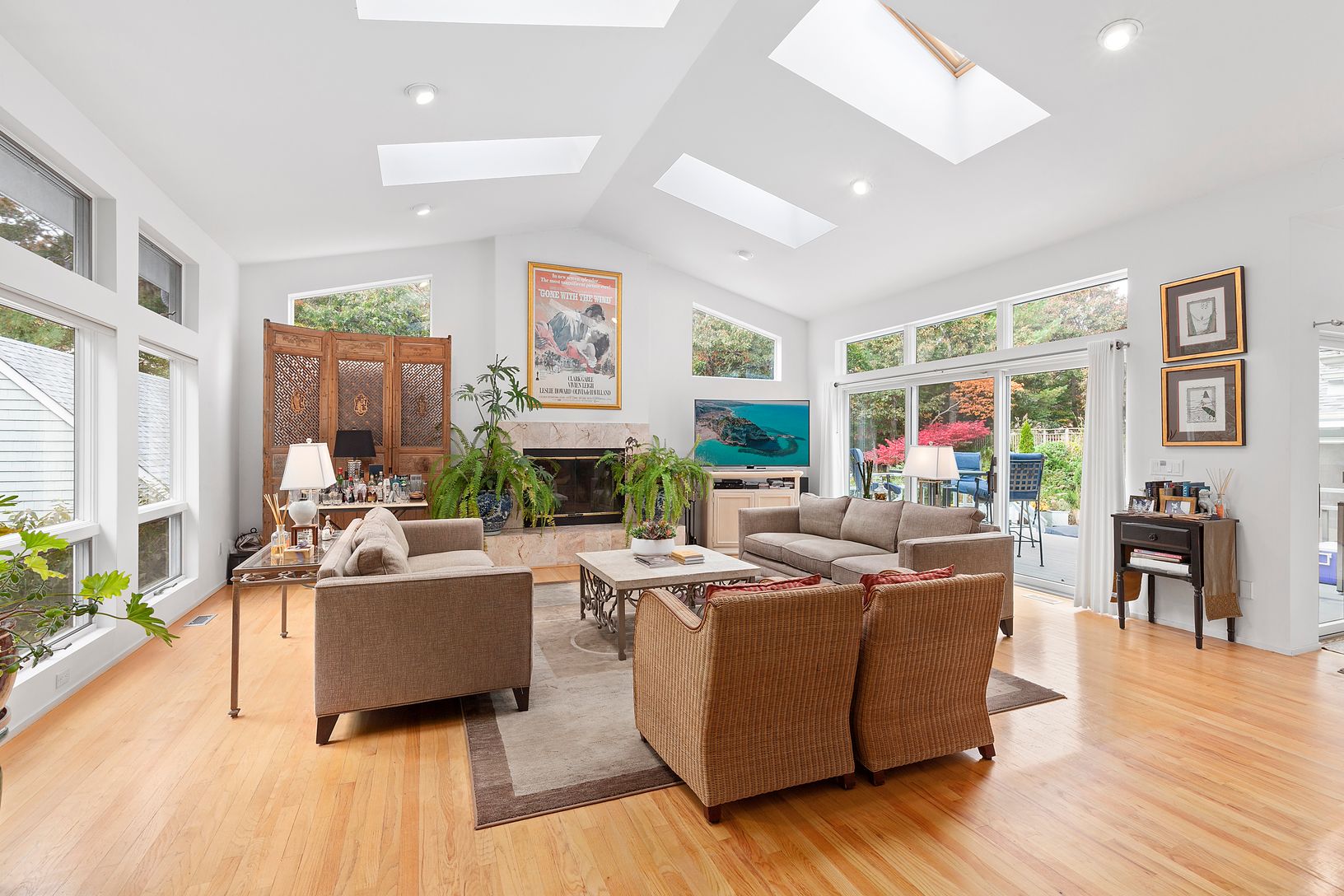  Vaulted spacious living room
