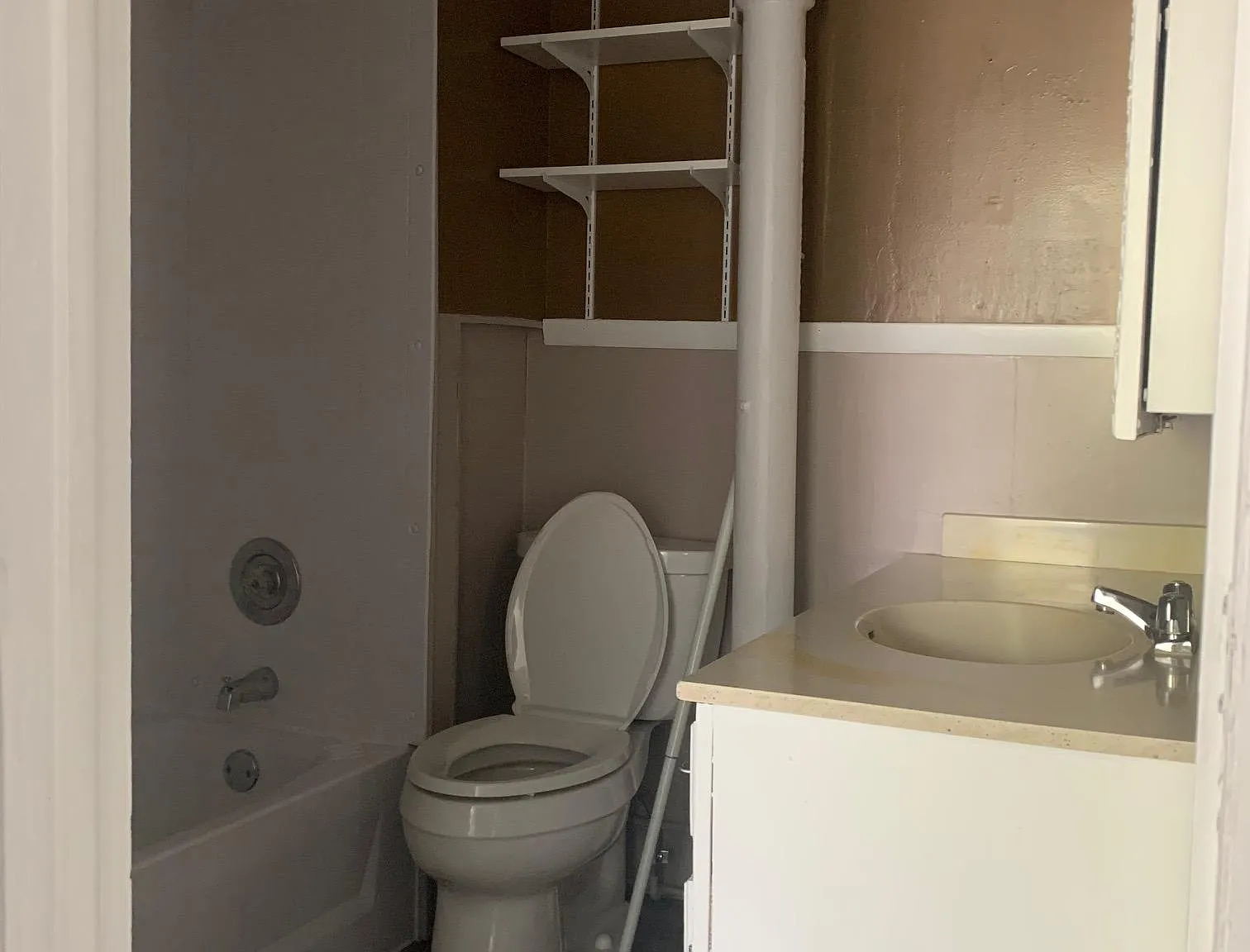 2 bed, 700 sqft, $800 — Photo 1