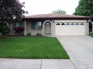 35137 Maureen Dr, Sterling Heights, MI 48310
