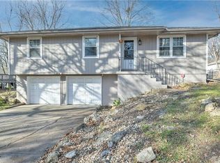 1802 S Oak St, Oak Grove, MO 64075
