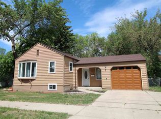 907 6th Ave NE, Minot, ND 58703