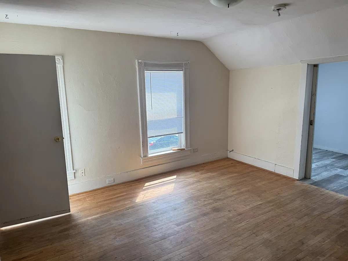 Building Photo - 428 1/2 Chippewa St