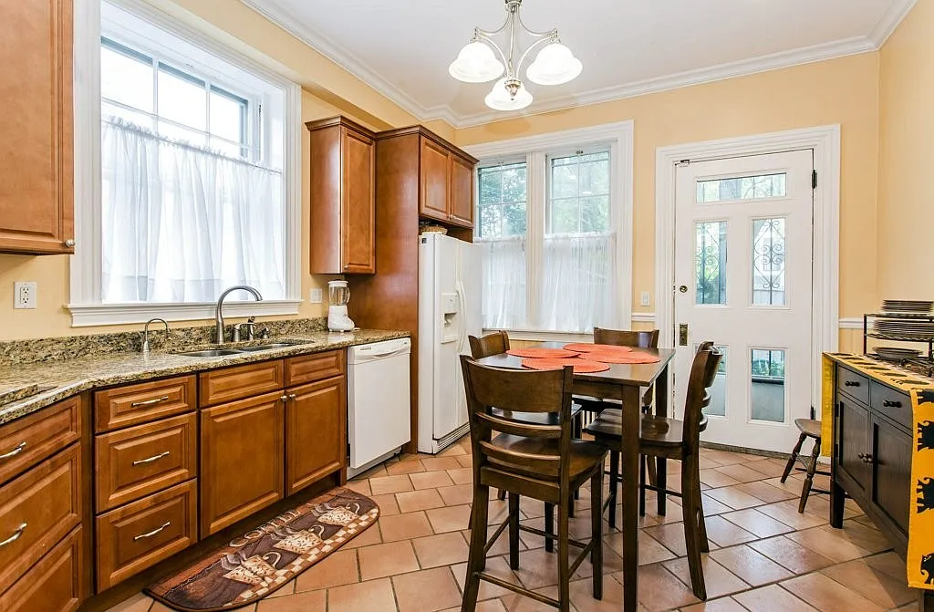 5 bed, 2.5 bath, 2911 sqft, $6,500 — Photo 3