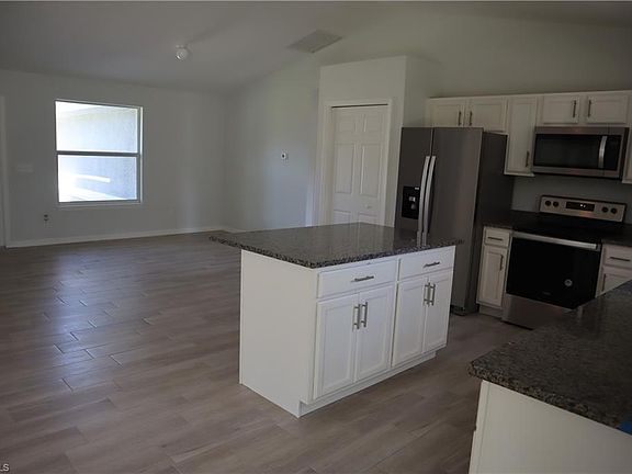 4th image of 1008 Acacia Ave