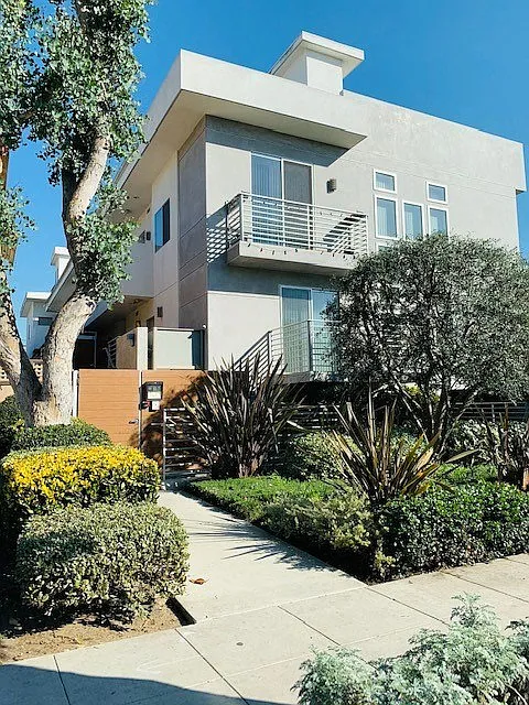 Lido Apartments - 3630 Mentone Ave — Photo 2