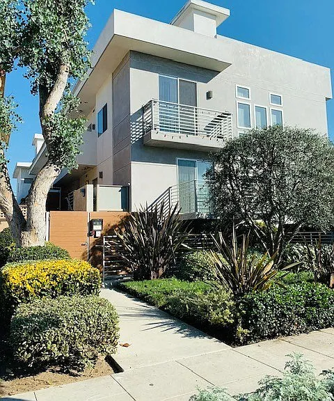 3630 Mentone Ave — Photo 2