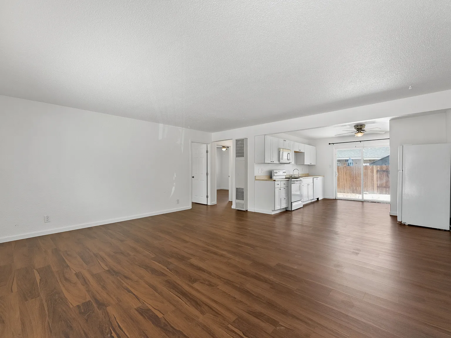 2 bed, 900 sqft, $1,600 — Photo 3