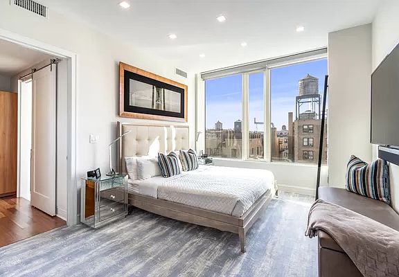 5th image of 245 W 99th St APT 15A