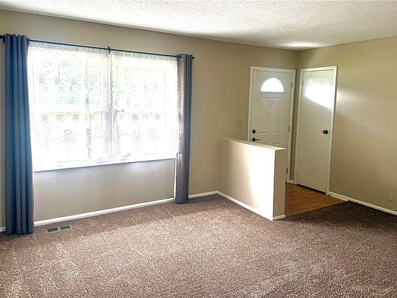 3rd image of 1619 Skyline Dr