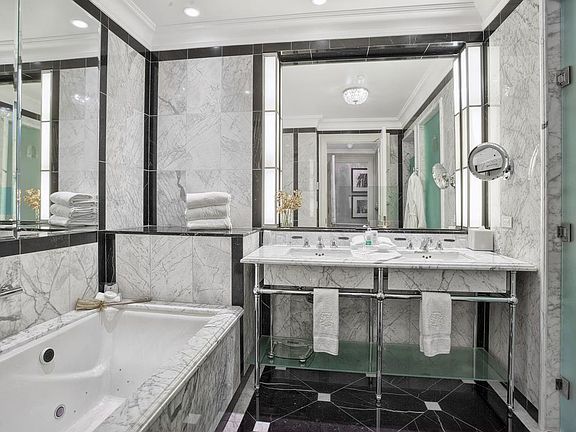 4th image of 2 E 55th St #818