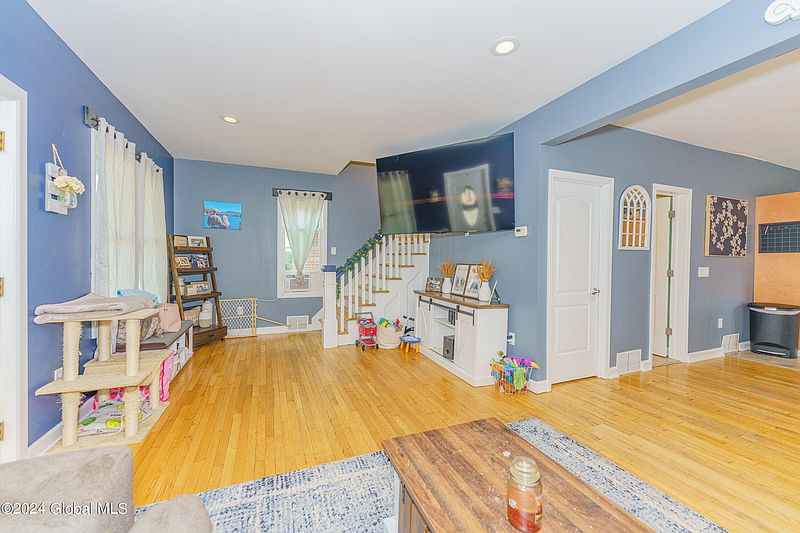 5th image of 453 Locust Avenue