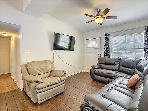 3rd image of 904 Malcom Rd