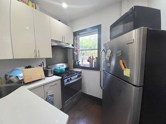 5th image of 758 Willoughby Ave APT 3