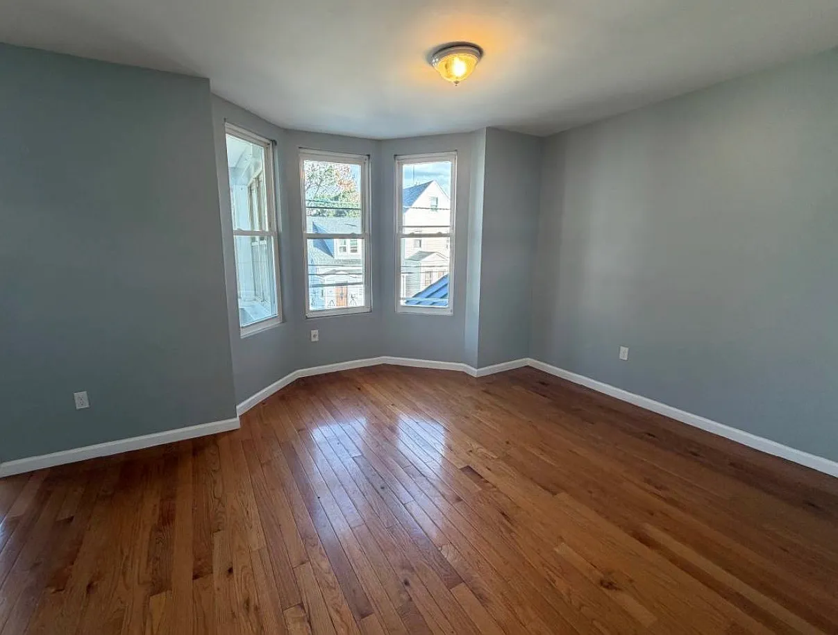 3 bed, 1300 sqft, $2,700 — Photo 3