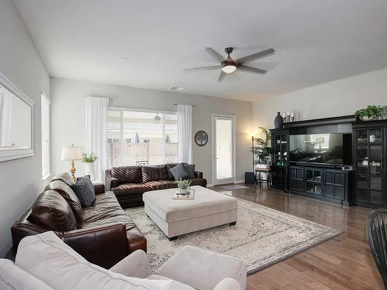 Black Willow St — Photo 13