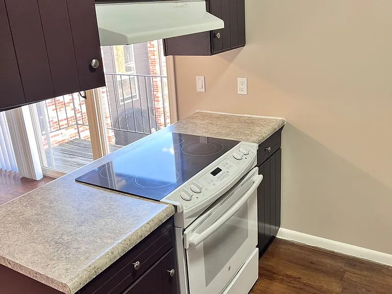 Bristol Square Apartments — Photo 135