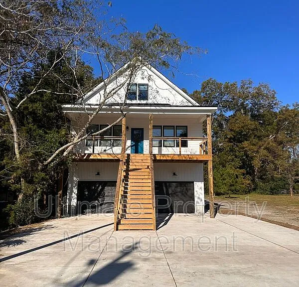 213 Myrtle Ave — Photo 1