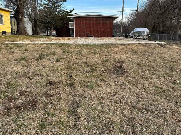 712 E 9th Ave, Emporia, KS 66801