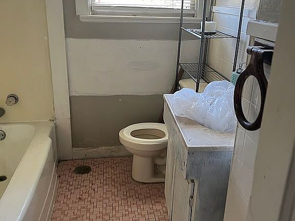 2nd image of 4420 Woodcrest Dr