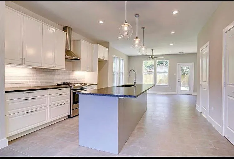 210 Marathon St — Photo 3