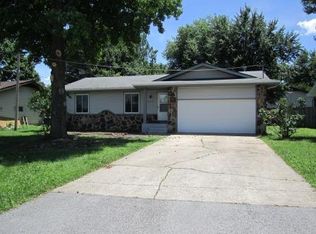 1422 W Walnut Lawn St, Springfield, MO 65807