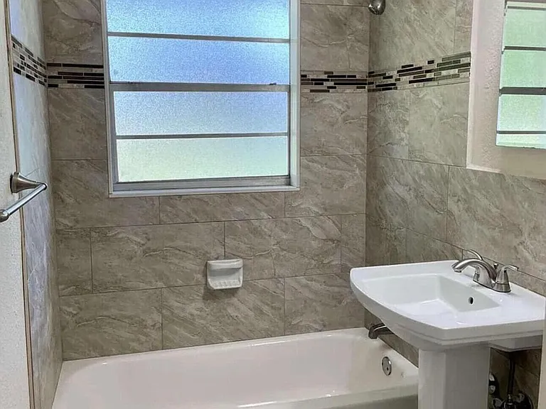 1604 SE Apache Ave — Photo 11